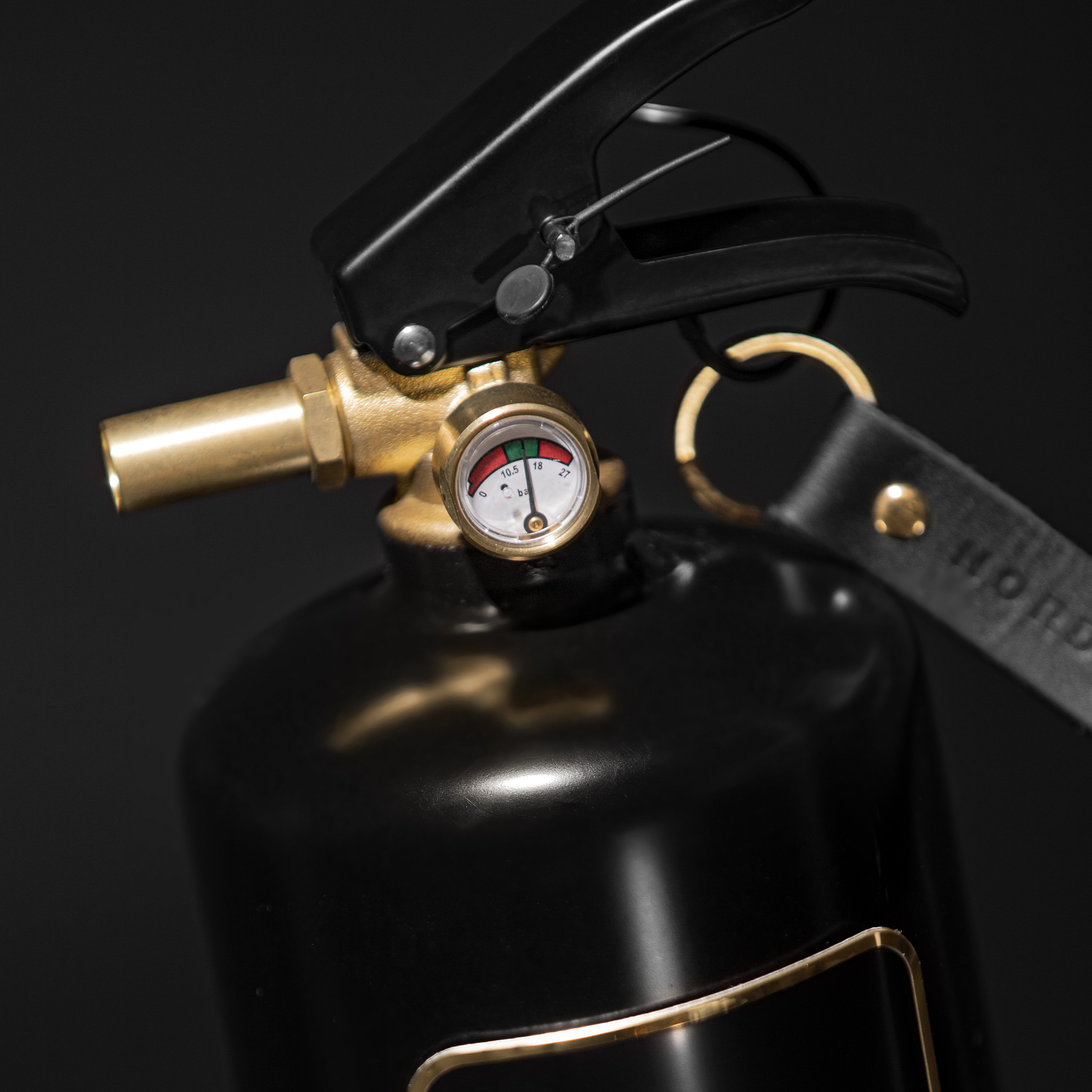Feuerlöscher Schwarz Gold mit Messingdetails und Lederstrap - ABC-Pulver - 2 kg Feuerlöscher Schwarz Gold mit Messingdetails und Lederstrap - ABC-Pulver - 2 kg