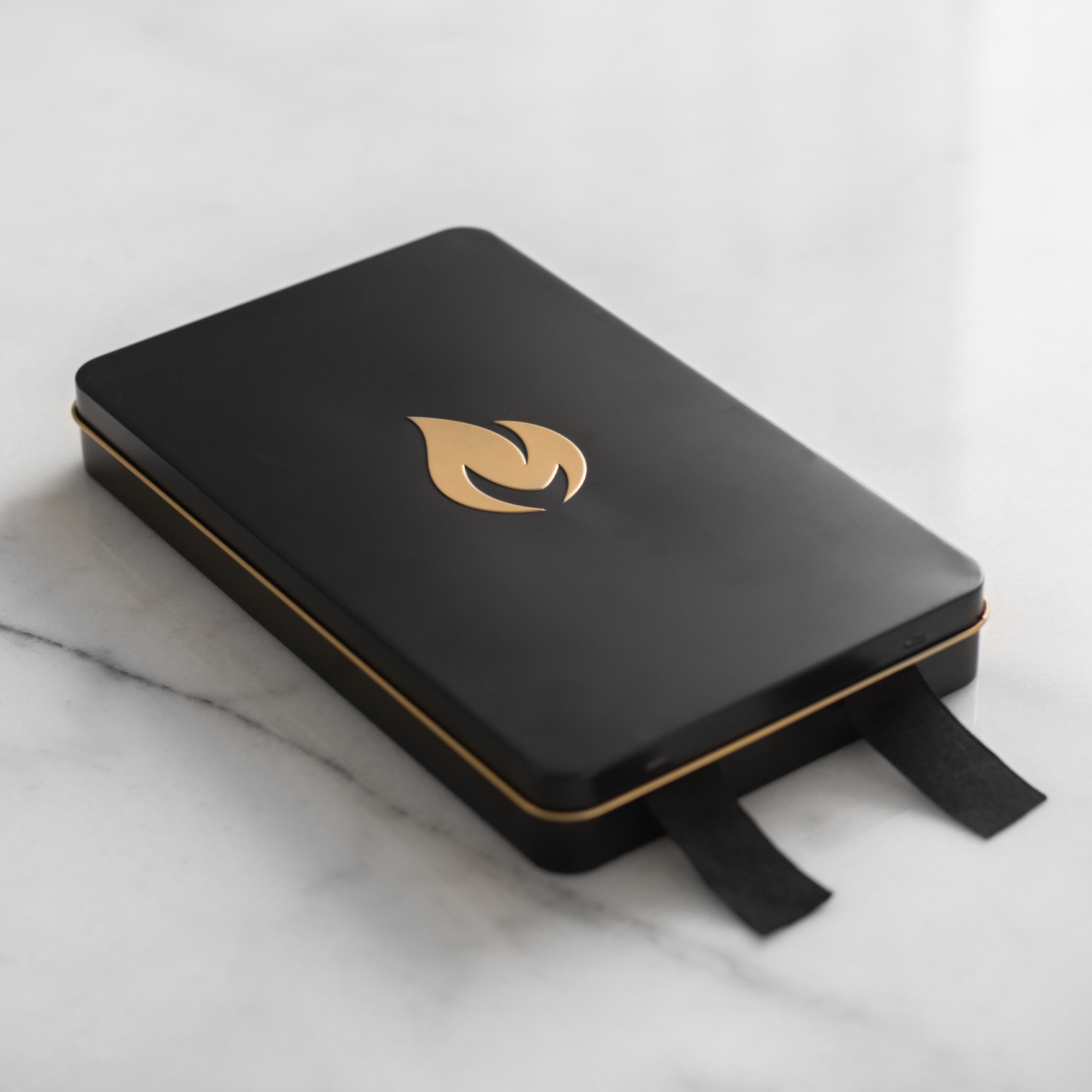 Design Löschdecke in edler Metallbox | Schwarz-Gold