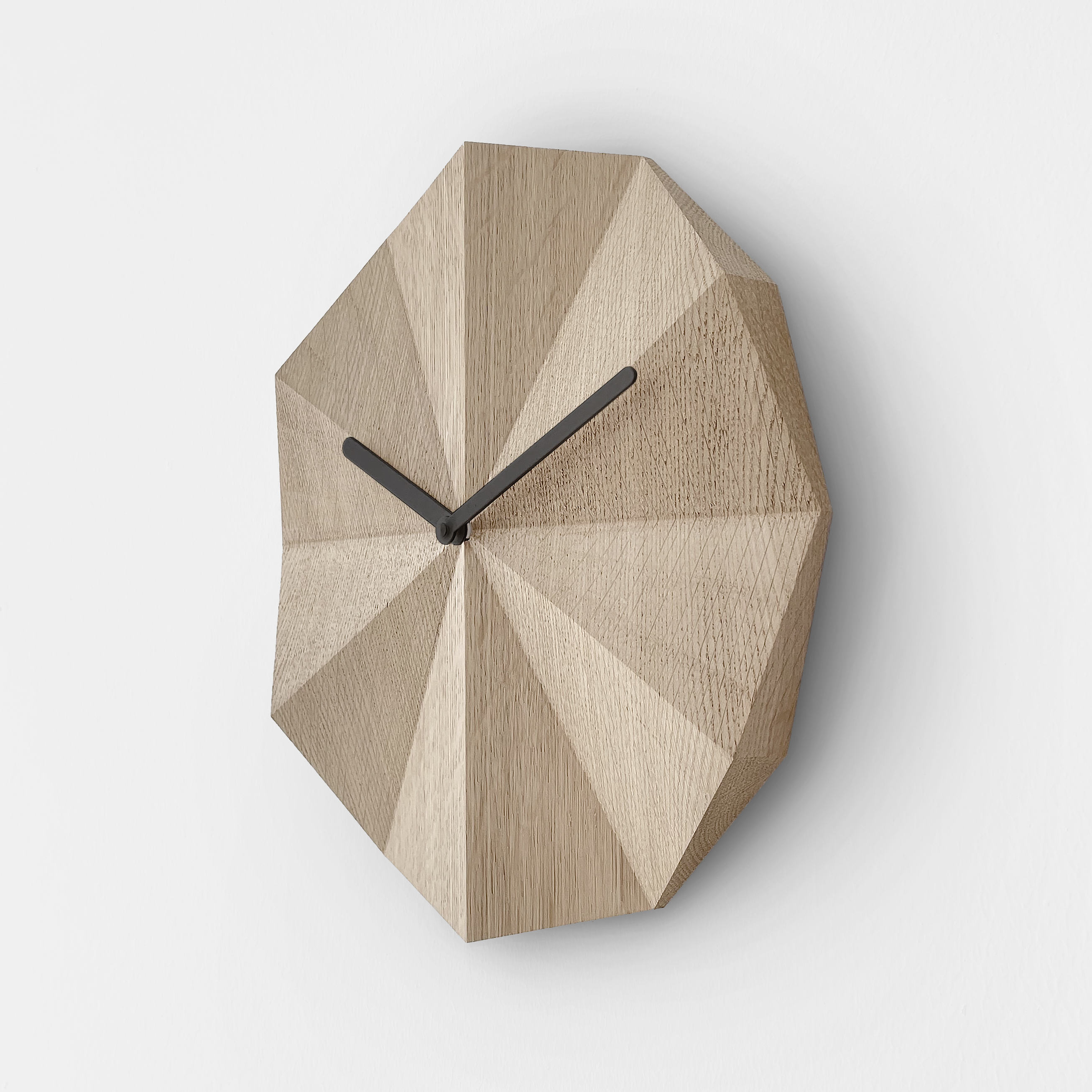Wanduhr Delta aus Holz, Polygonal Wanduhr Delta aus Holz, Polygonal