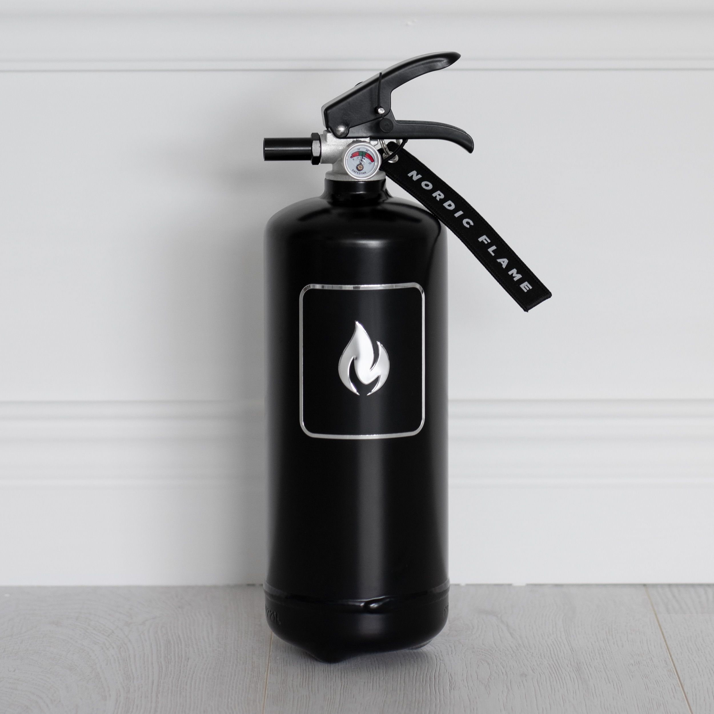 Design Feuerlöscher - ABC-Pulver - 2 kg - Schwarz - NORDIC FLAME Design Feuerlöscher - ABC-Pulver - 2 kg - Schwarz - NORDIC FLAME