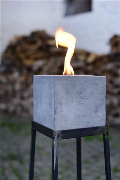 Pulverbeschichteter Ständer für Betonfeuer Kea (13x13x13) Pulverbeschichteter Ständer für Betonfeuer Kea (13x13x13)