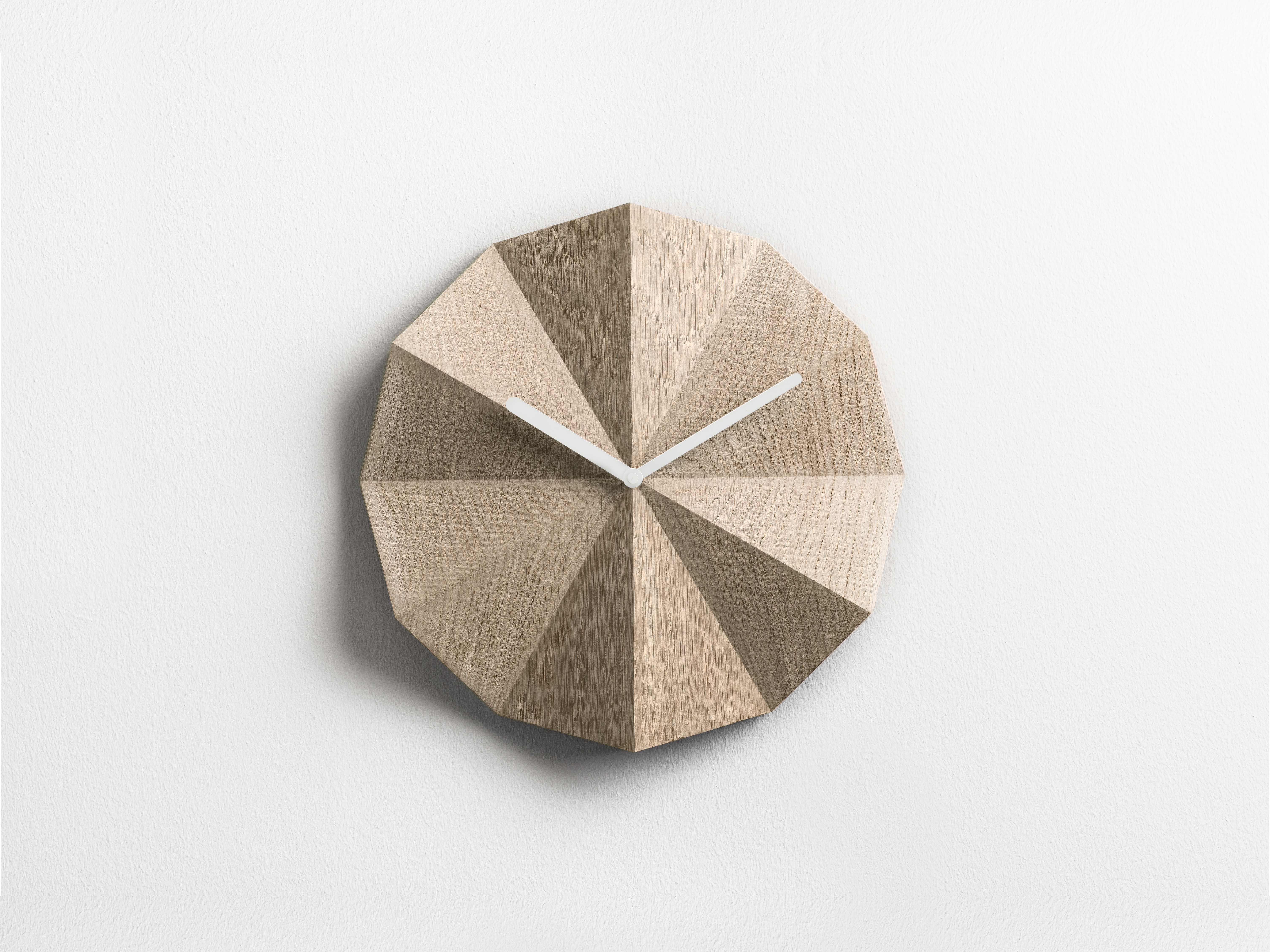Wanduhr Delta aus Holz, Polygonal | Eiche/Weiß
