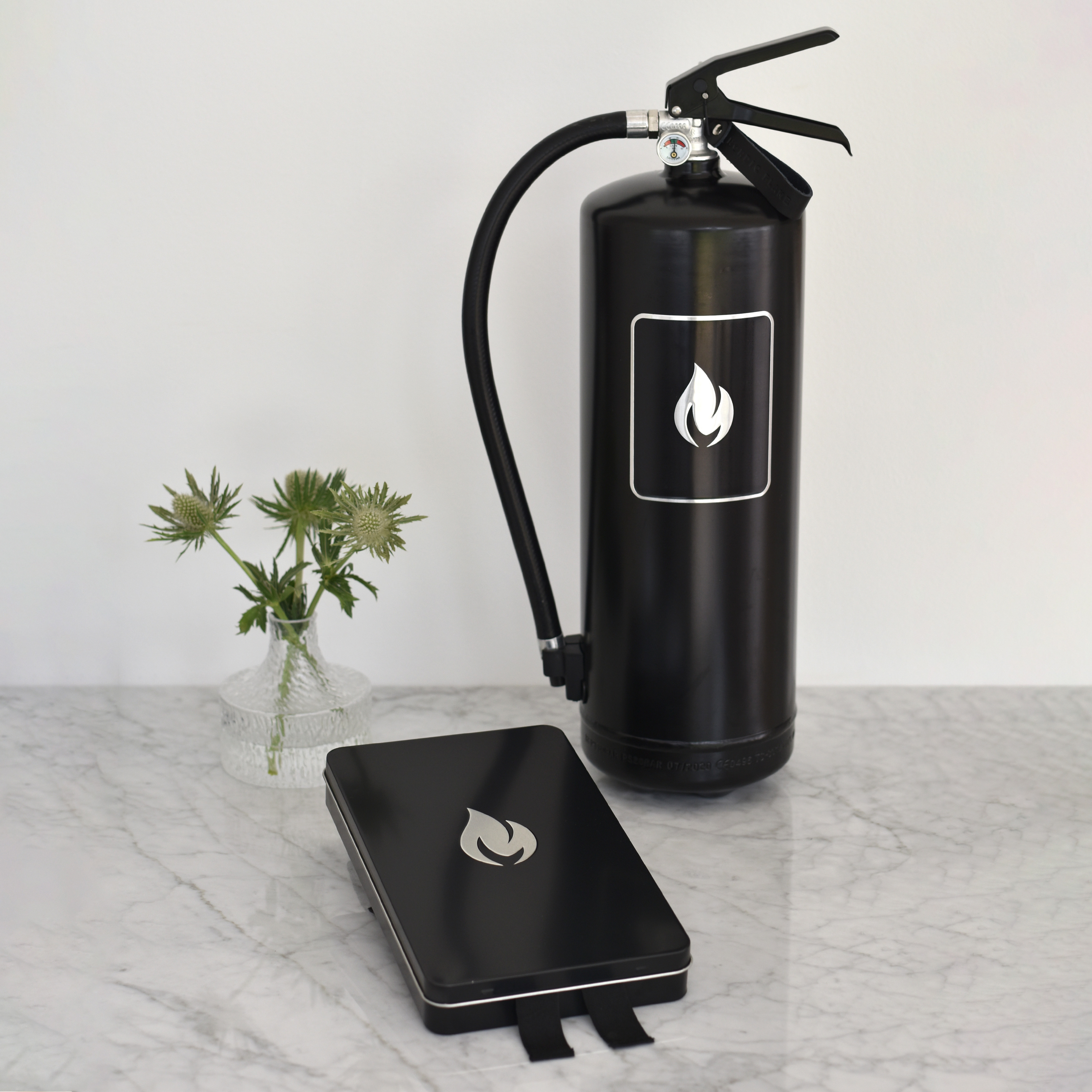 Design Feuerlöscher - ABC-Pulver - 6 kg - Schwarz - NORDIC FLAME Design Feuerlöscher - ABC-Pulver - 6 kg - Schwarz - NORDIC FLAME